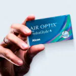 Mão e Caixa Air Optix Plus HydrGlyde