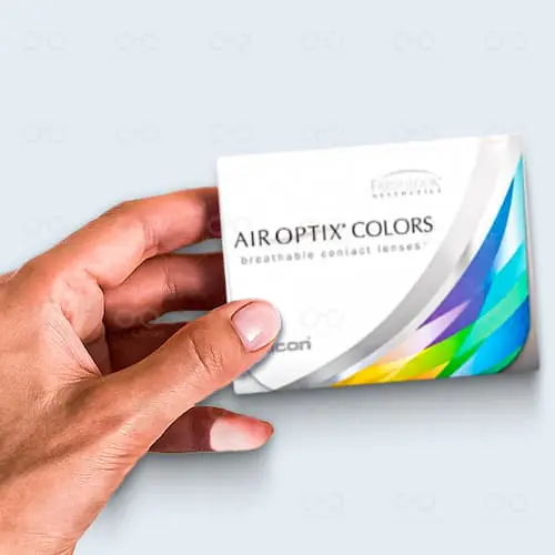 mão e caixa air optix colors